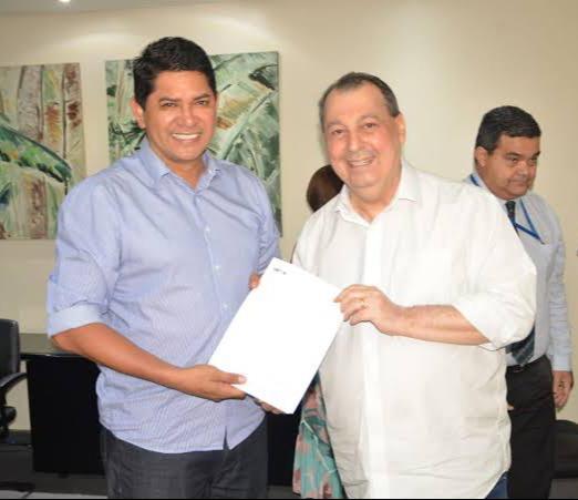 Bi Garcia assina convênio de R$ 60 milhões para a construção do muro de arrimo de Parintins