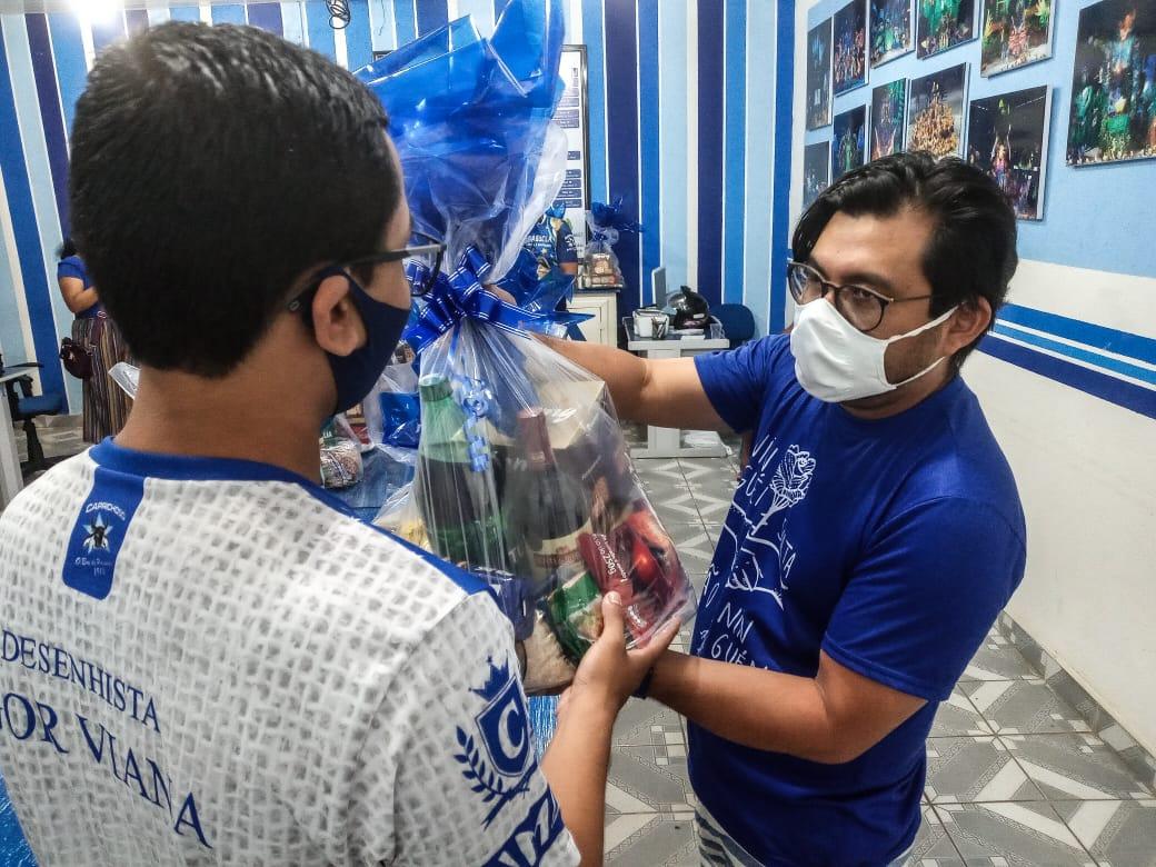 Conselho de Arte do Caprichoso realiza entrega de cestas natalinas