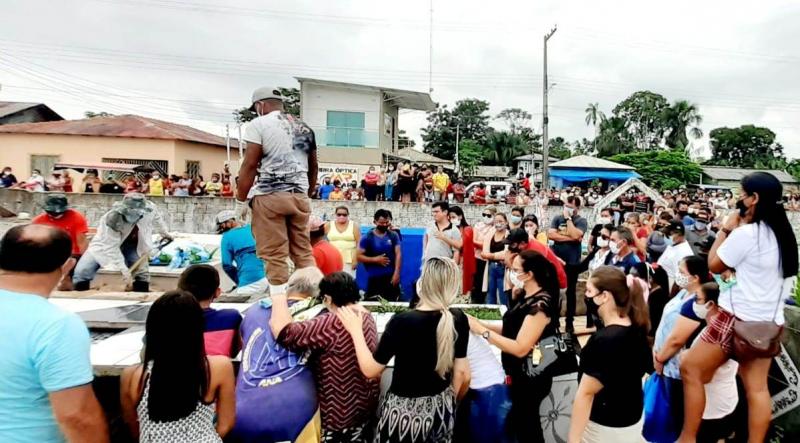 Familiares e amigos se despedem de Bill Lopes