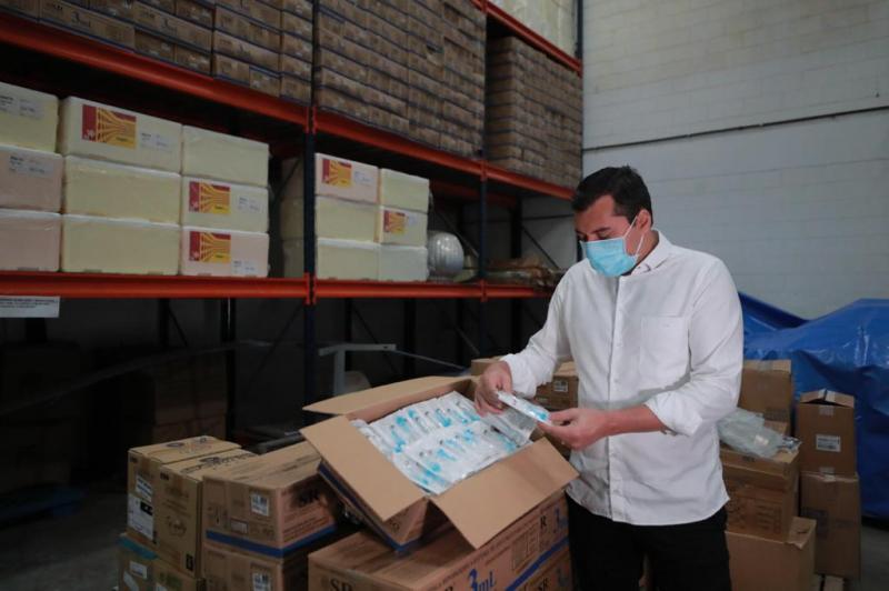 Wilson Lima inspeciona lotes de seringas para vacinação contra Covid-19 no estado