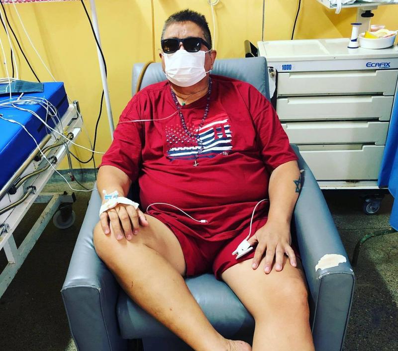 Em tratamento da Covid-19, David Assayag tem recuperação gradativa, diz família do cantor