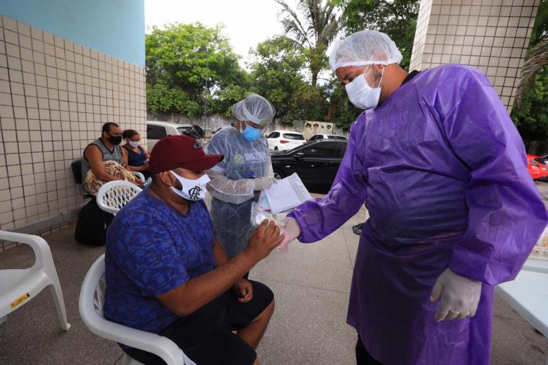 Governo do Amazonas distribui lanches para acompanhantes de pacientes com Covid-19