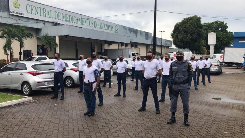 Alunos soldados da Polícia Militar fazem transporte e segurança de 150 cilindros de oxigênio