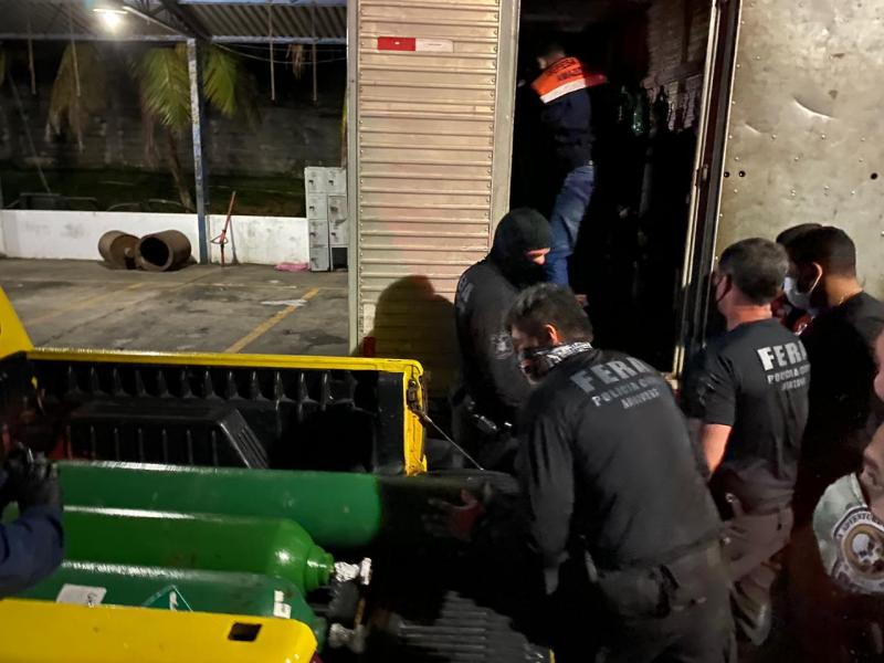 Forças de segurança apreendem caminhão transportando 33 cilindros de oxigênio, em Manaus