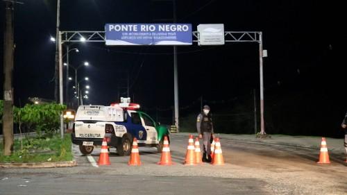 Forças de segurança do Amazonas fiscalizam primeira noite do toque de recolher