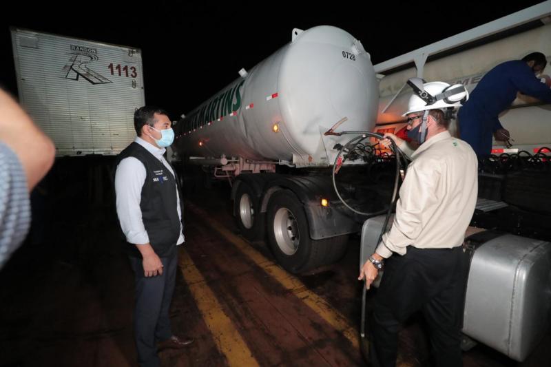 Durante a madrugada, Wilson Lima recebe oxigênio para restabelecer o abastecimento nos hospitais do Amazonas