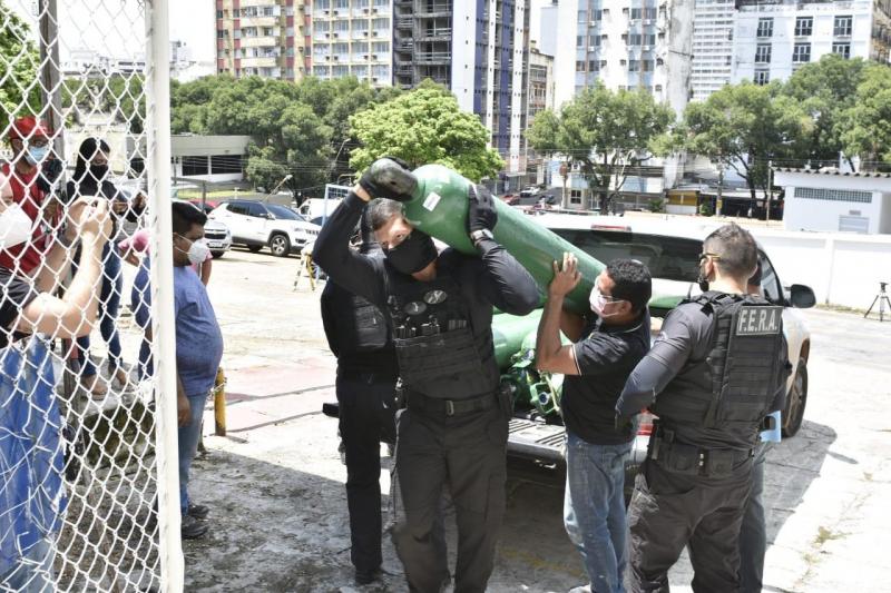 Fera cumpre decisão judicial e transporta 14 cilindros de oxigênio da White Martins para Hospital Beneficente