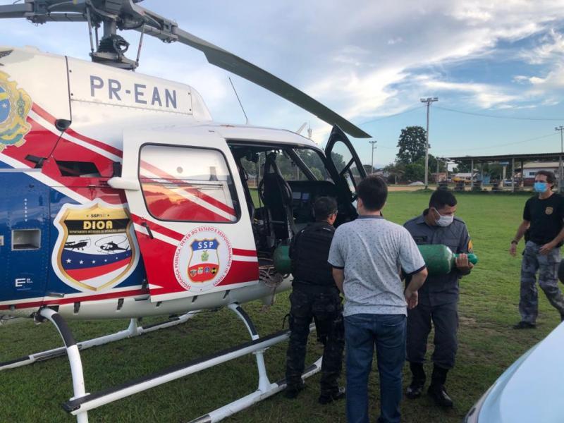 Helicóptero da SSP leva cilindros de oxigênio para Itacoatiara