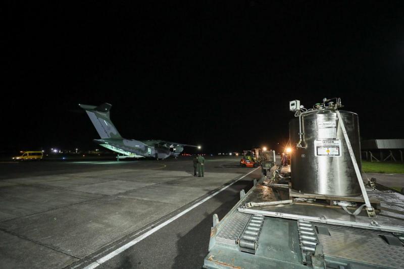 Governo do AM recebe carregamento com cinco tanques de oxigênio líquido e 305 cilindros de oxigênio