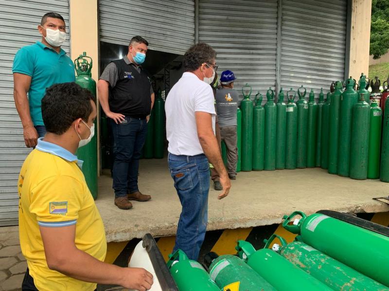 Governo do Amazonas entrega cerca de mil cilindros de oxigênio para o interior