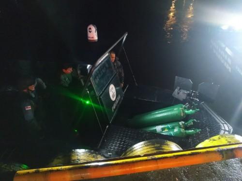Agentes da base Arpão transportam cilindros de oxigênio para Tefé