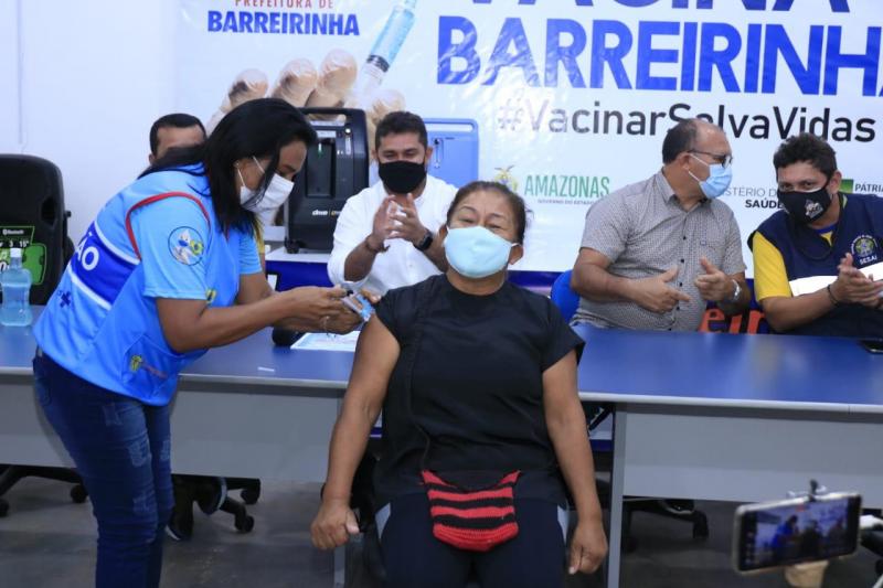 Técnica de enfermagem é a primeira barreirinhense vacinada contra a Covid-19 