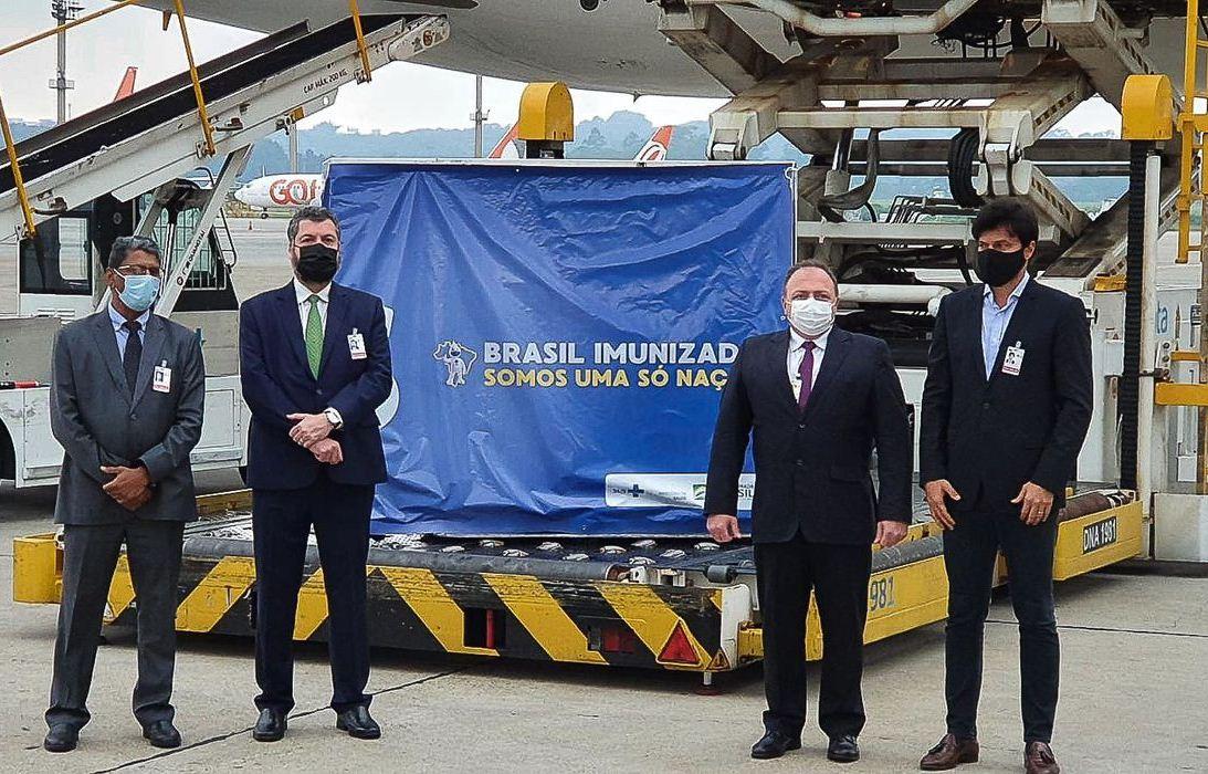 Covid-19: Vacinas da AstraZeneca chegam ao Brasil