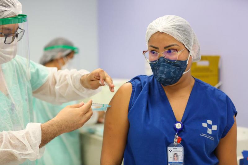 Profissionais de saúde do Hospital Delphina Aziz recebem vacinação contra a Covid-19