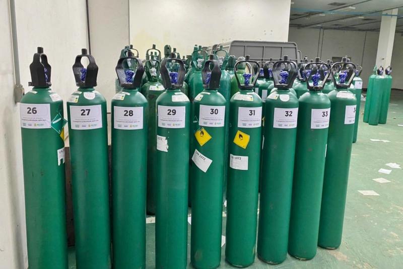 Cilindros de oxigênio para pacientes com Covid-19 recebem adesivos produzidos pela Imprensa Oficial