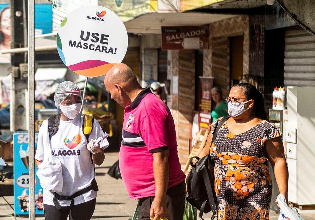 Máscaras e isolamento continuam essenciais, dizem especialistas 