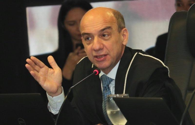 Conselheiro do TCE-AM suspende contratação da prefeitura de Tefé