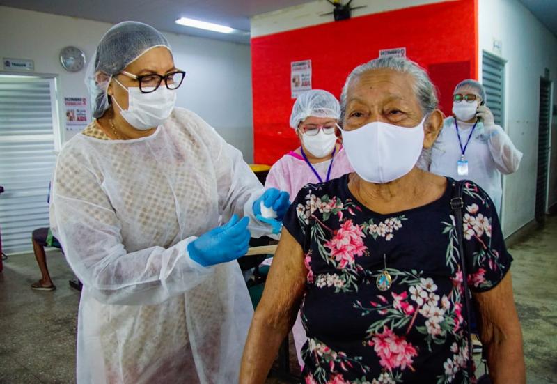 Idosos com mais de 75 anos começam a ser vacinados em Parintins