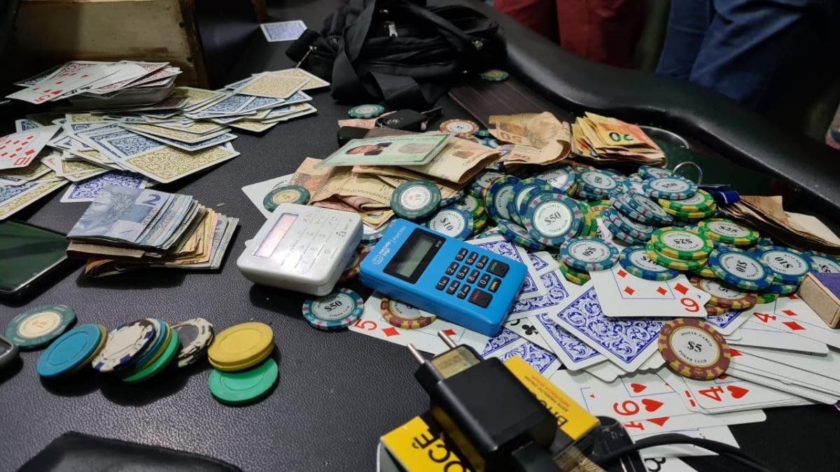 Central de Fiscalização fecha casa de jogos clandestinos e prende 24 pessoas