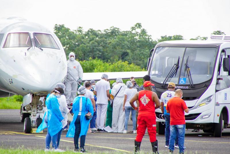 Curitiba recebe 13 pacientes com COVID-19 de Parintins neste domingo