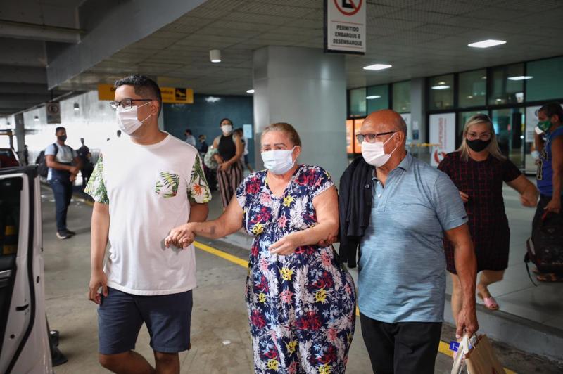 Mais três pacientes recuperados da Covid-19 em Goiânia retornam a Manaus