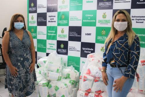 Sejusc entrega 300 fraldas para idosos acamados dos municípios de Nhamundá e Manaquiri