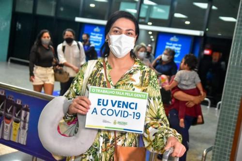 Mais oito pacientes recuperados da Covid-19 retornam a Manaus após tratamento em outros Estados