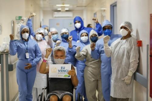 Vida nova: mais quatro pacientes recebem alta após vencerem a Covid-19
