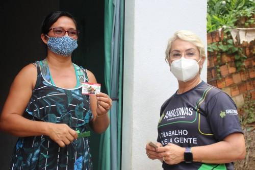 Moradores de Iranduba recebem cartões do Auxílio Estadual do Governo do Amazonas