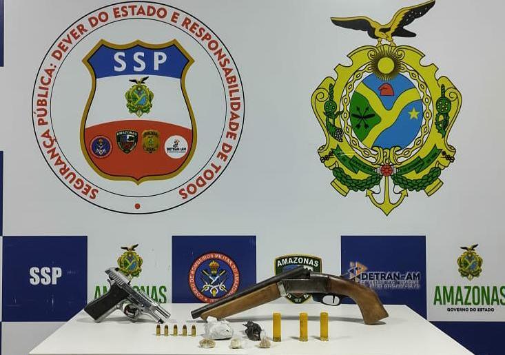 Policiais da Base Arpão apreendem drogas e armas após denúncias anônimas