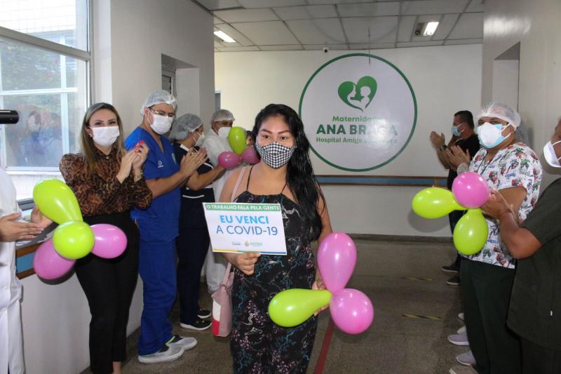 Pacientes recebem alta na Maternidade Ana Braga após vencerem a Covid-19