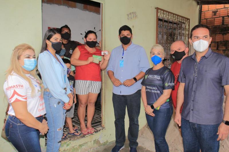 Prefeitura de Parintins e governo do Amazonas começam a entrega de cartões do auxílio emergencial