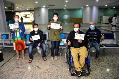 Recuperados da Covid-19: nove pacientes, tratados em Belém, Vitória, Uberaba e Recife, retornam a Manaus