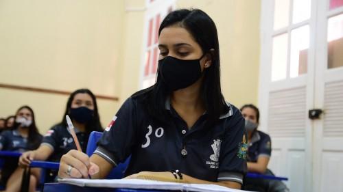 Em parceria, cursinho pré-vestibular oferta aulas preparatórias para o Enem a alunos da rede estadual