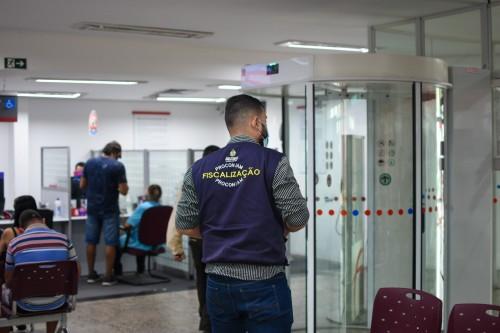 Procon-AM autua três agências bancárias por descumprimento da Lei das Filas