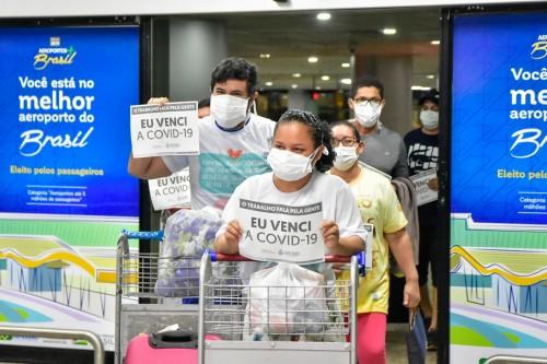 Mais sete pacientes recuperados retornam a Manaus após tratamento em outras cinco cidades