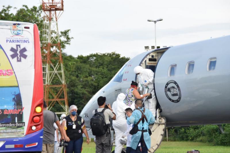 Quinze pacientes com Covid-19 de Parintins são transferidos para Manaus