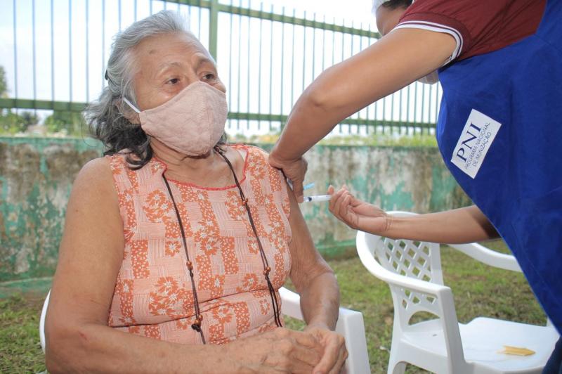 Em Parintins, vacinação contra Covid-19 chega a idosos de 70 a 74 anos sem comorbidades