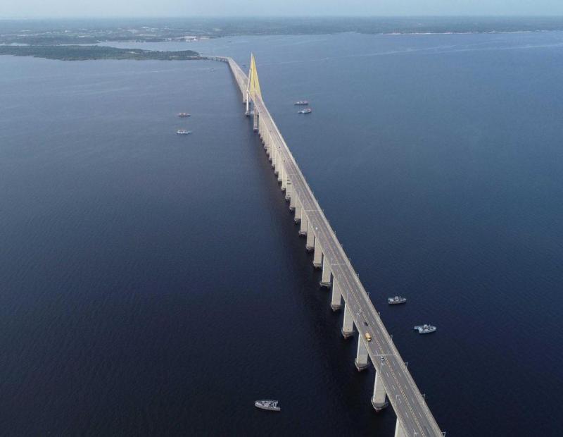 Governo do Amazonas revitaliza sistema de proteção e sinalização náutica da Ponte Jornalista Phelippe Daou