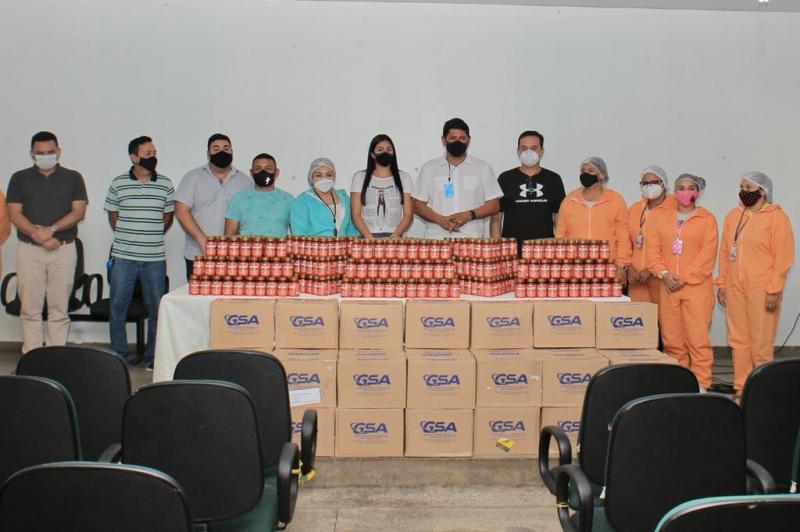 Prefeitura entrega kits com vitamina e sais minerais para mais de 2 mil idosos de Parintins