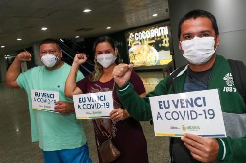 Recuperados da Covid-19 são recebidos com aplausos no Aeroporto Eduardo Gomes