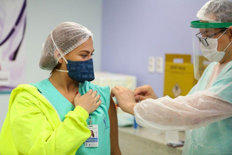 SES-AM convoca trabalhadores da saúde que ainda não vacinaram a buscarem a imunização
