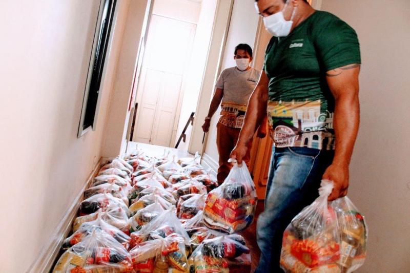 Governo realiza entrega de 200 cestas básicas para classe artística do Amazonas