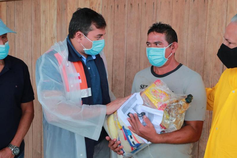 Wilson Lima realiza entrega de ajuda humanitária para famílias de Boca do Acre