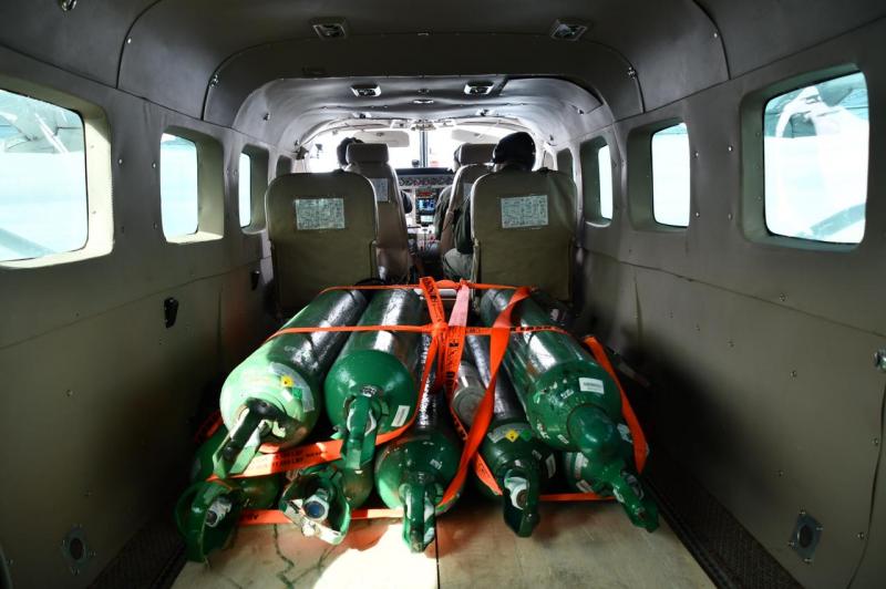 SSP-AM realiza transporte aéreo de oito cilindros de oxigênio para Itamarati