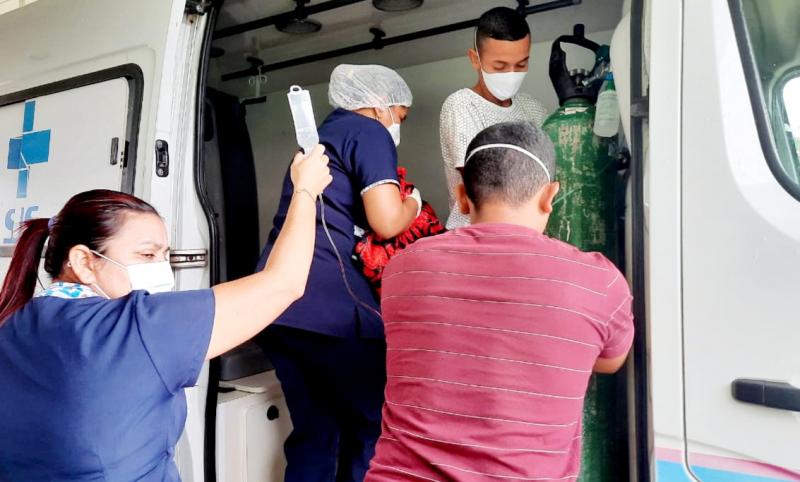 Bebê recém nascido e mãe são removidos de Barreirinha em helicóptero para Parintins