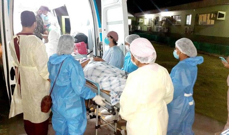 Hospital de Barreirinha transfere mais dois pacientes com Covid-19 em estado grave para Parintins 