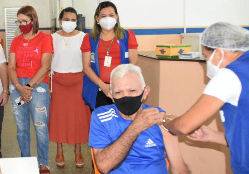 Idosos de 60 a 64 anos recebem a vacina contra Covid em Parintins