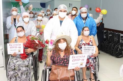 Felicidade da recuperação de três mulheres contagia corredor da vitória no Hospital Nilton Lins