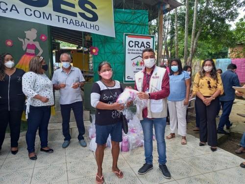 Grupos em risco social dos municípios de Maués e Nhamundá recebem 213 kits de higiene enviados pela Sejusc
